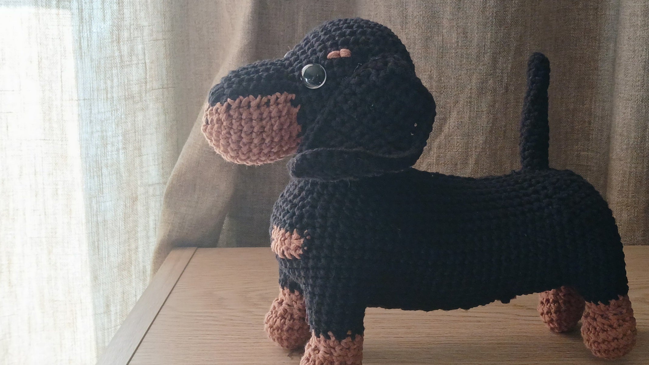 A view of the side of dachshund desk buddy