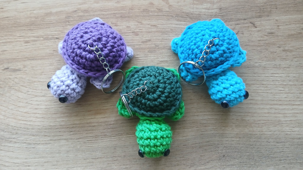 Sleutelhanger met schildpad, gehaakte schildpadhanger met rits, handgemaakte schildpadsleutelhanger in groen, blauw en paars