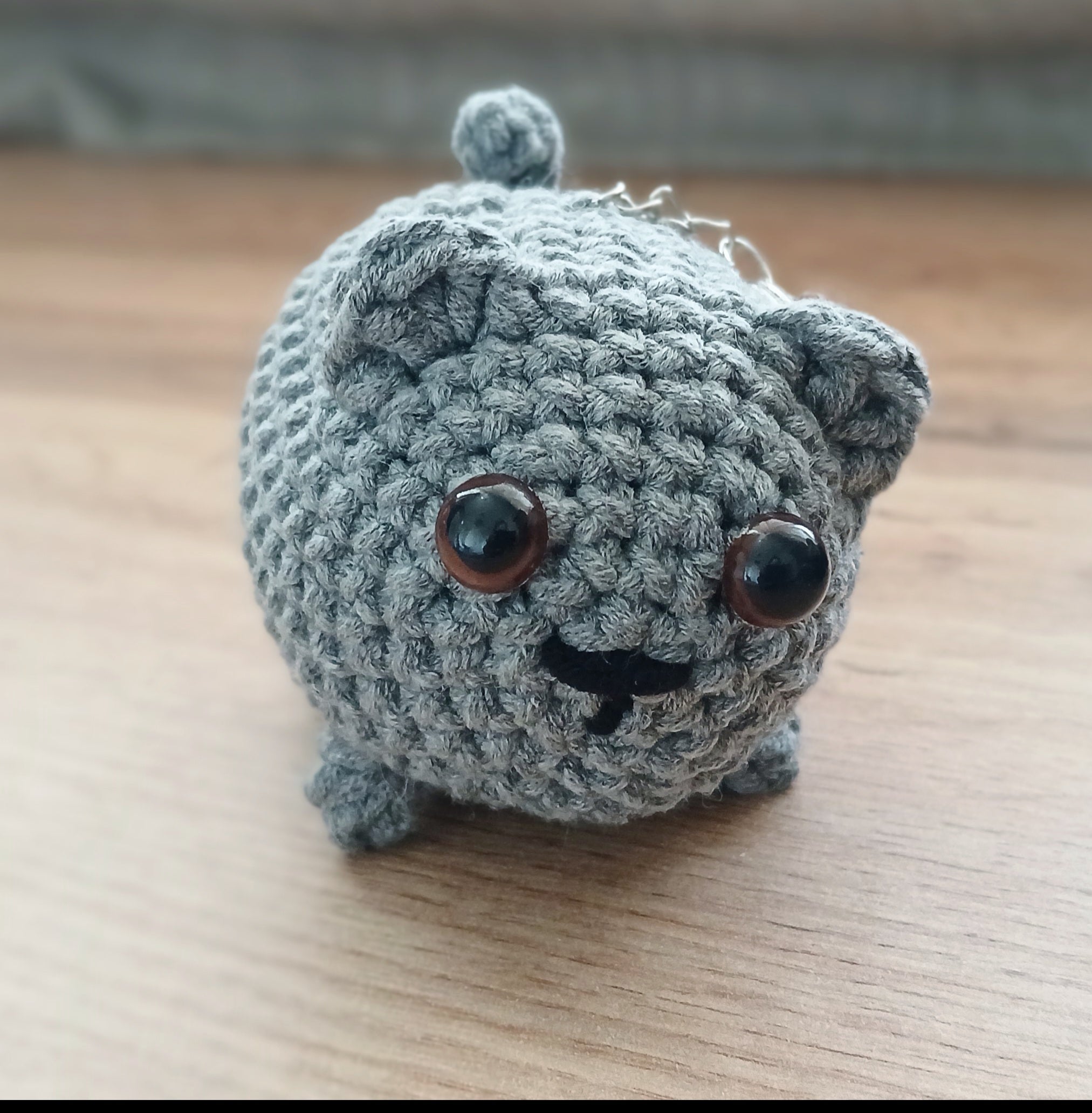 Gray cat keychain with brown eyes