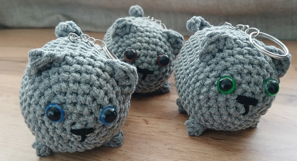 Gray chunky cats keychains 