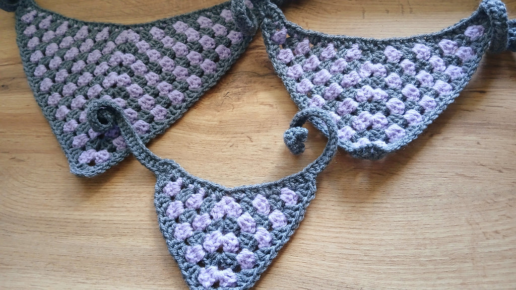 Dog bandanas in dark gray and very light, lilac pink 