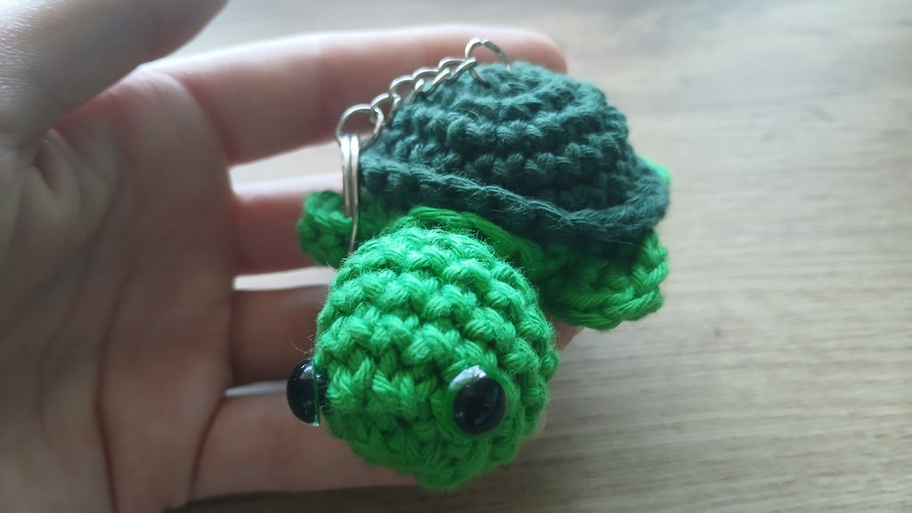 Sleutelhanger met schildpad, gehaakte schildpadhanger met rits, handgemaakte schildpadsleutelhanger in groen, blauw en paars