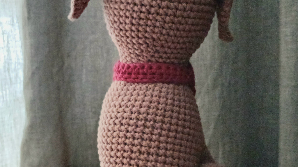 Back of a crochet Labrador plushie