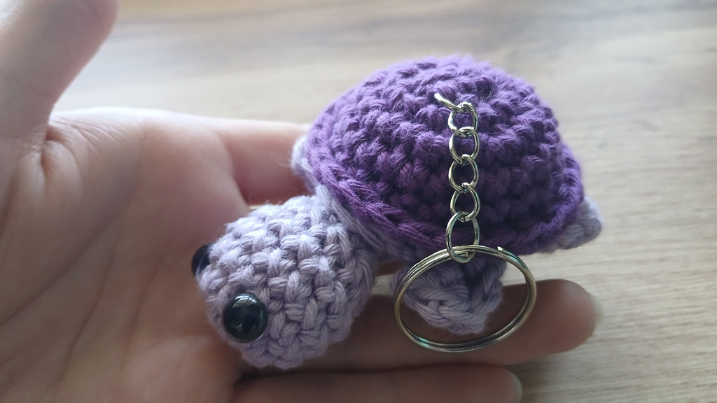 Sleutelhanger met schildpad, gehaakte schildpadhanger met rits, handgemaakte schildpadsleutelhanger in groen, blauw en paars