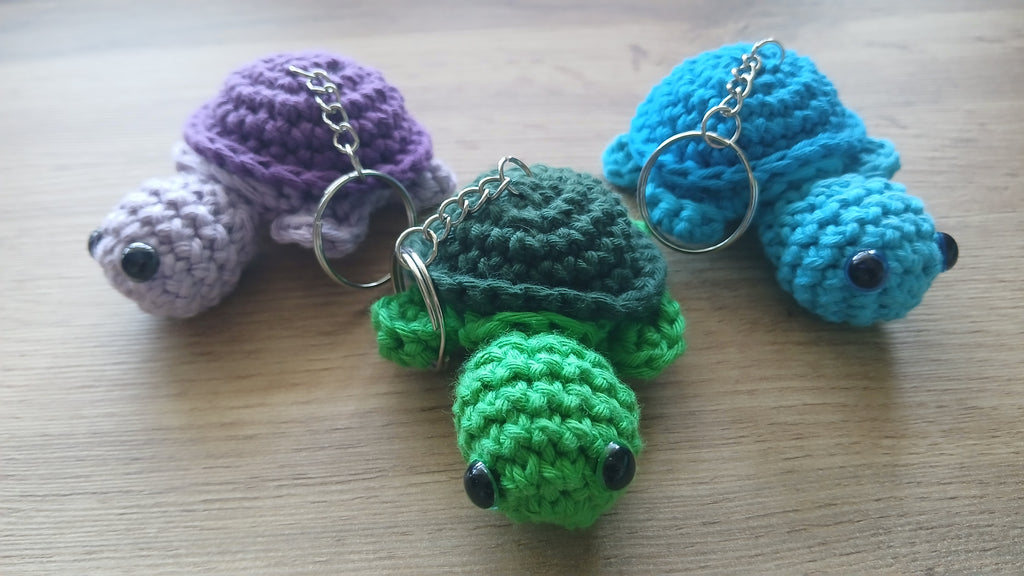 Sleutelhanger met schildpad, gehaakte schildpadhanger met rits, handgemaakte schildpadsleutelhanger in groen, blauw en paars