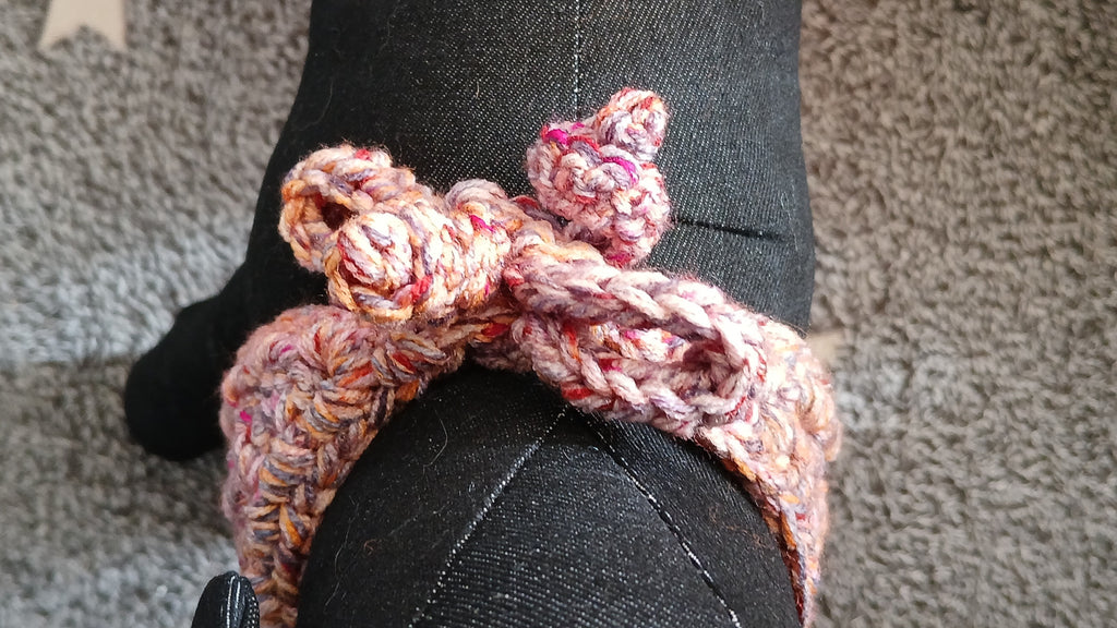 Pastellfarbenes Regenbogen-Häkel-Hundehalstuch – Größen XS–XL