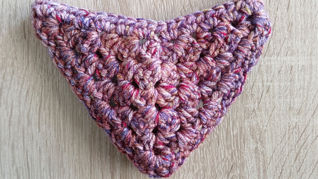 Gehäkeltes Hundehalstuch in meliertem Pflaumenrot - Größe XS-XL