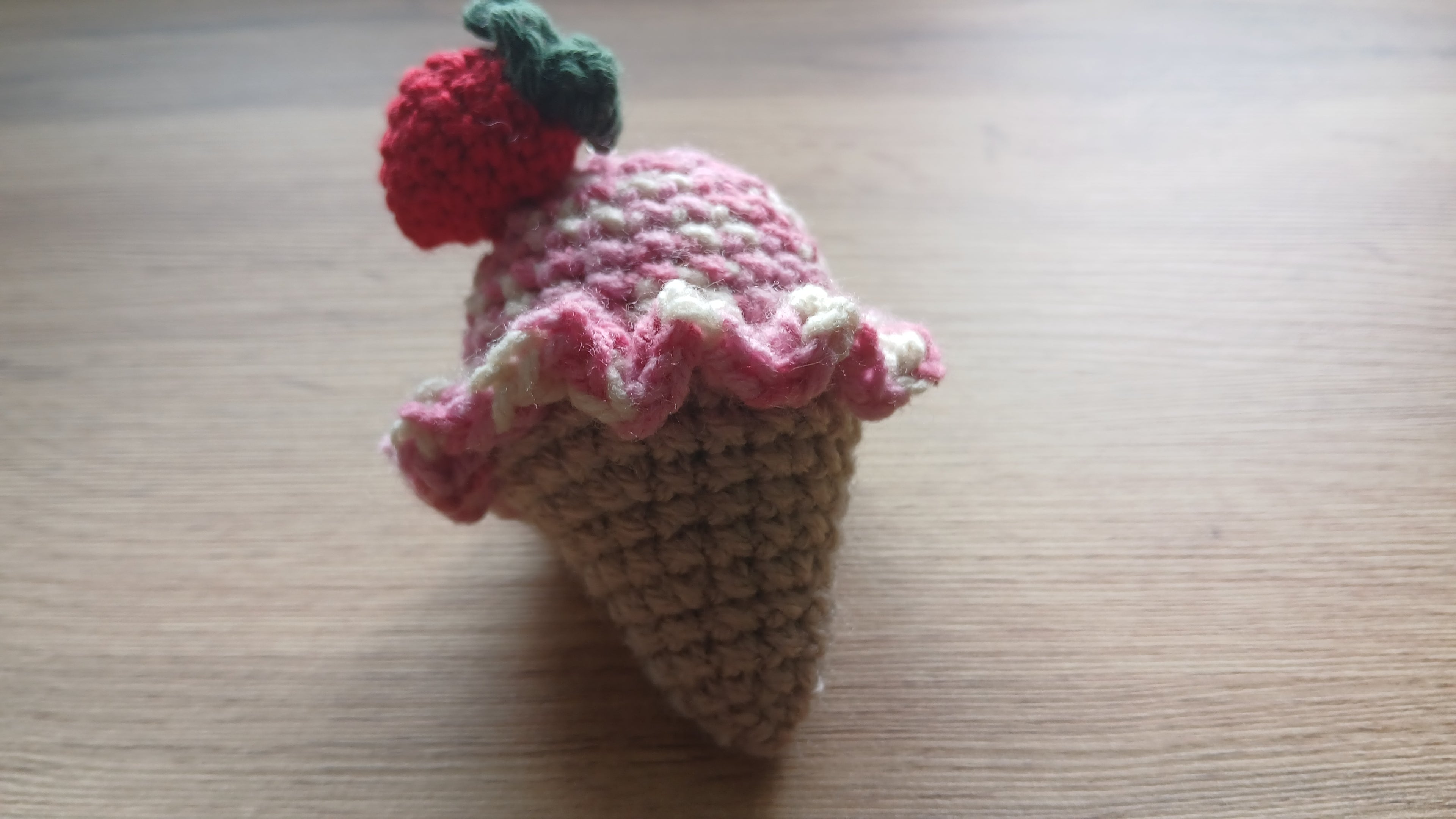 Gehaakte aardbeien-ijshoorn sleutelhanger