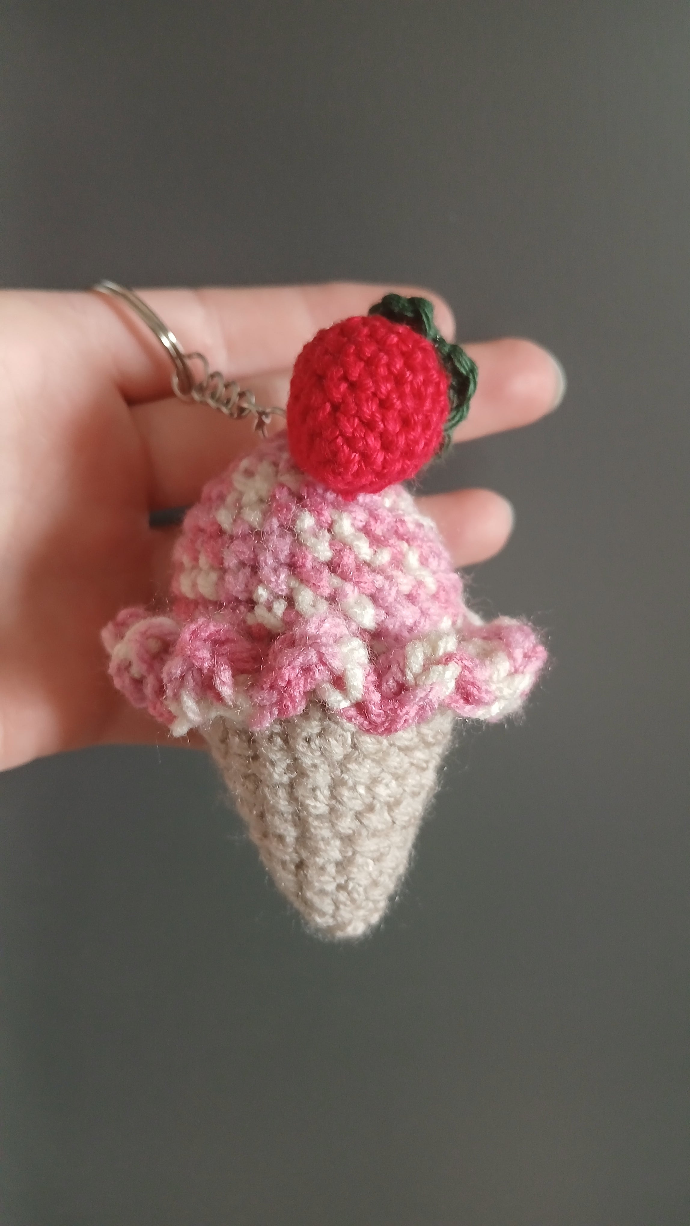 Gehaakte aardbeien-ijshoorn sleutelhanger
