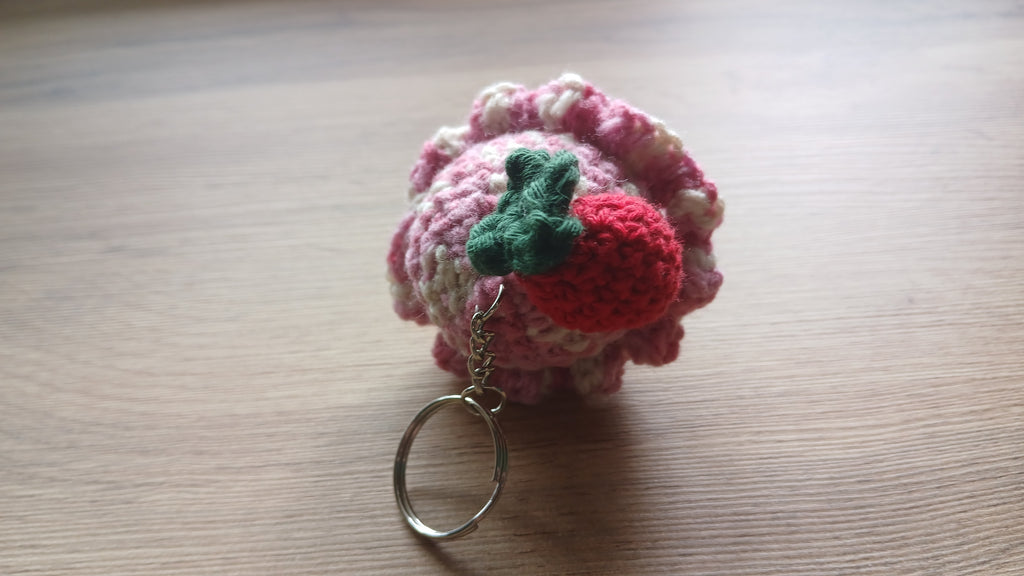 Gehaakte aardbeien-ijshoorn sleutelhanger