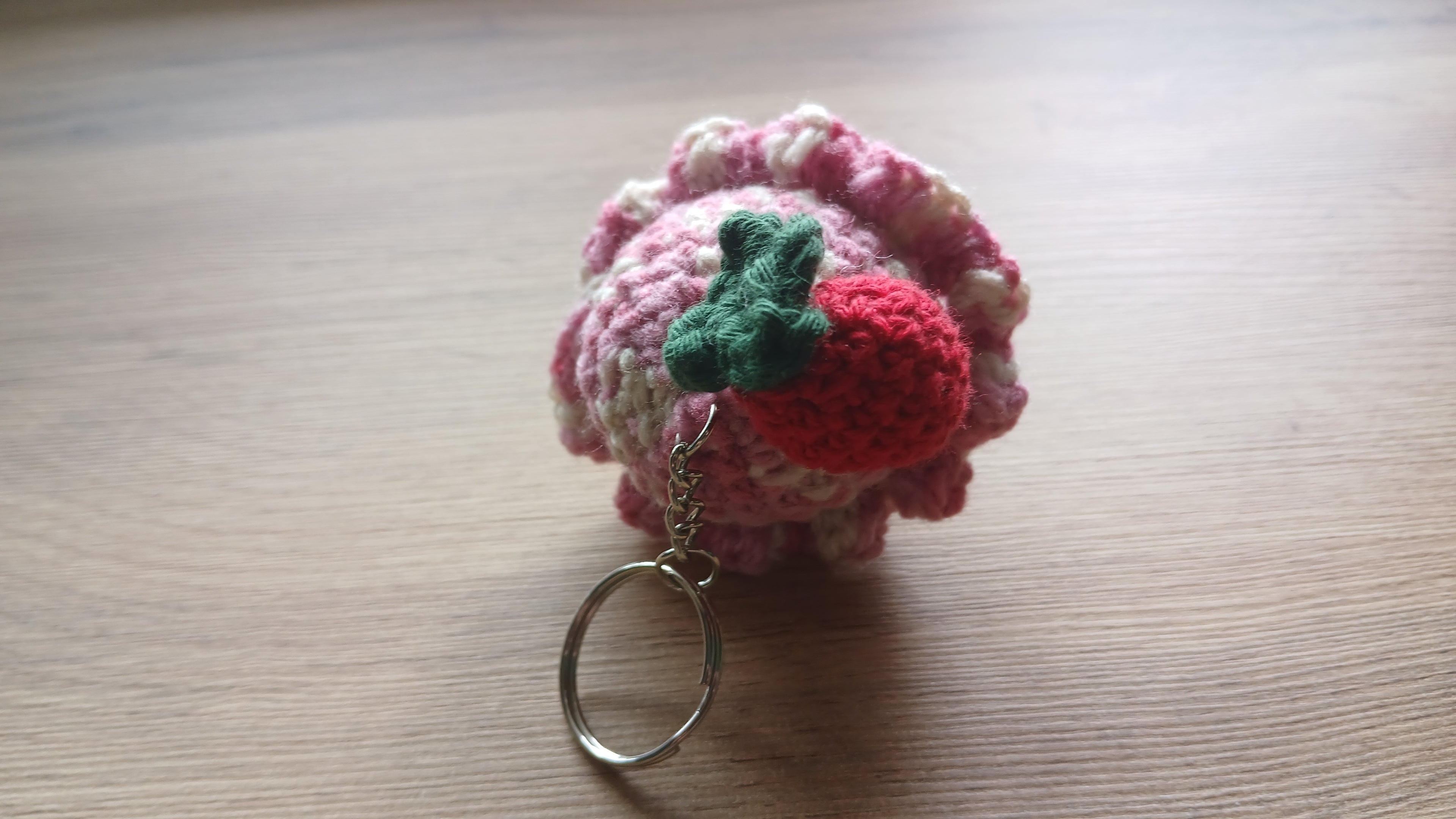 Gehaakte aardbeien-ijshoorn sleutelhanger