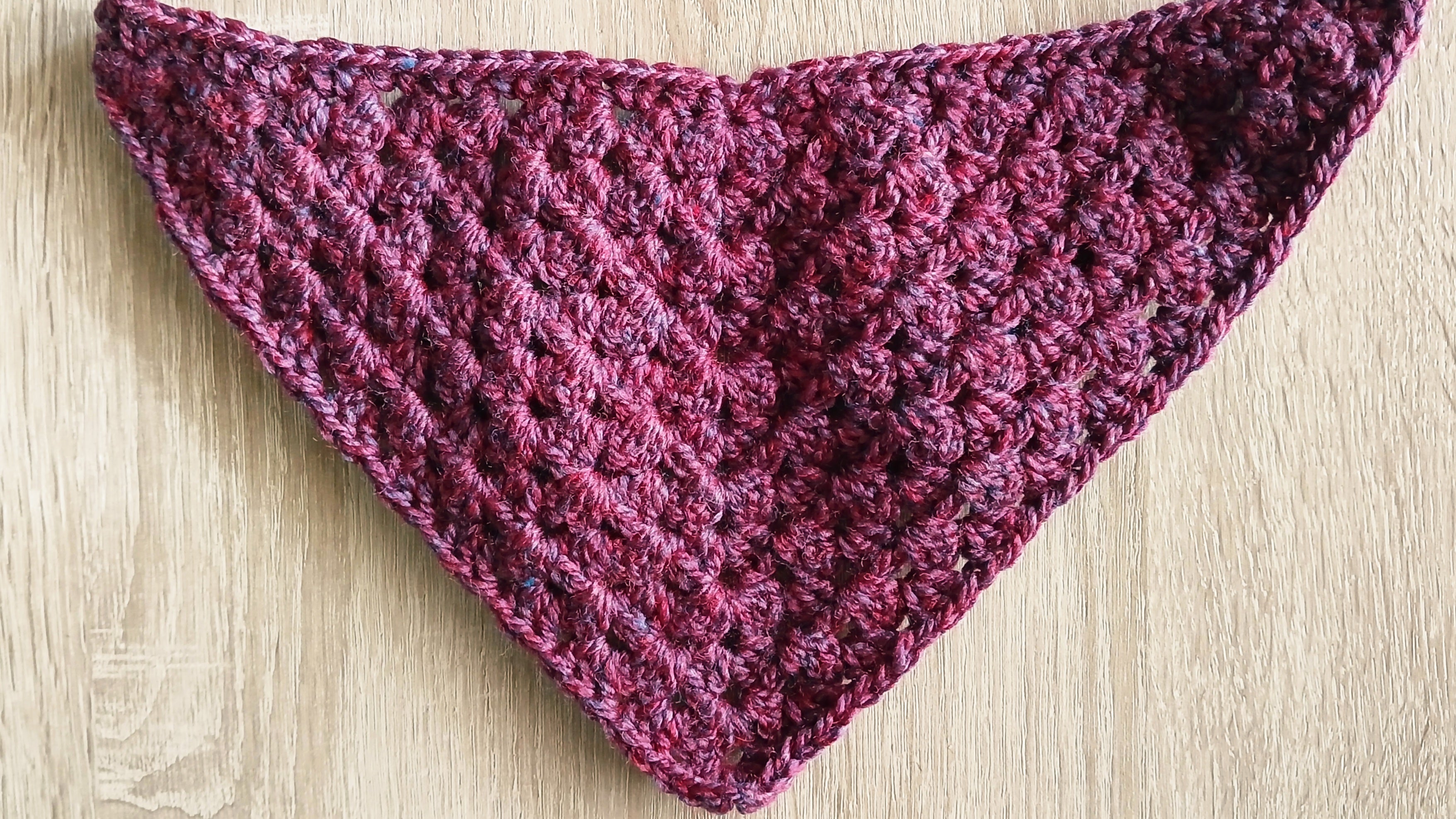 Bordeauxrode gehaakte hondenbandana - maat XS-XL