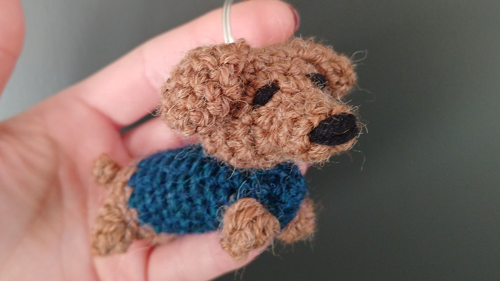 Teckel sleutelhanger, worsthond in een trui hanger