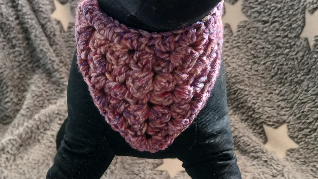 Gehäkeltes Hundehalstuch in meliertem Pflaumenrot - Größe XS-XL