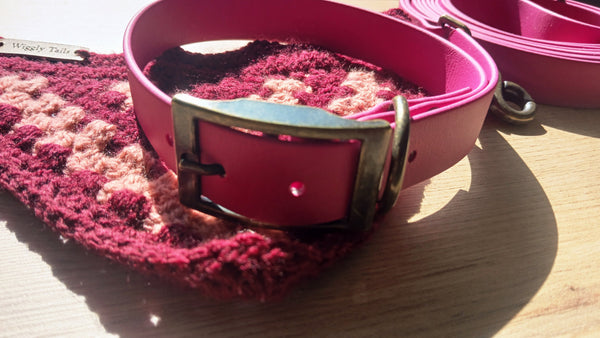 Roze Biothane Hondenhalsband en Riem Set Met Gehaakte Hondenbandana - Hondenuitlaatbundel