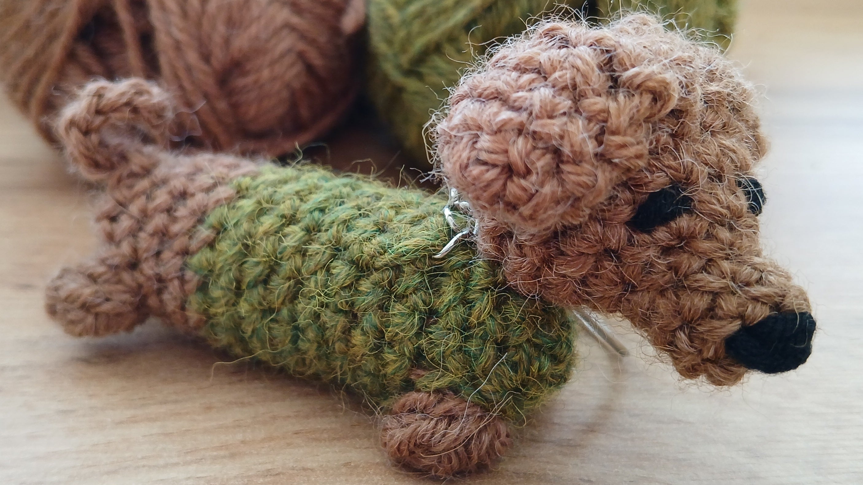 Teckel sleutelhanger, worsthond in een trui hanger