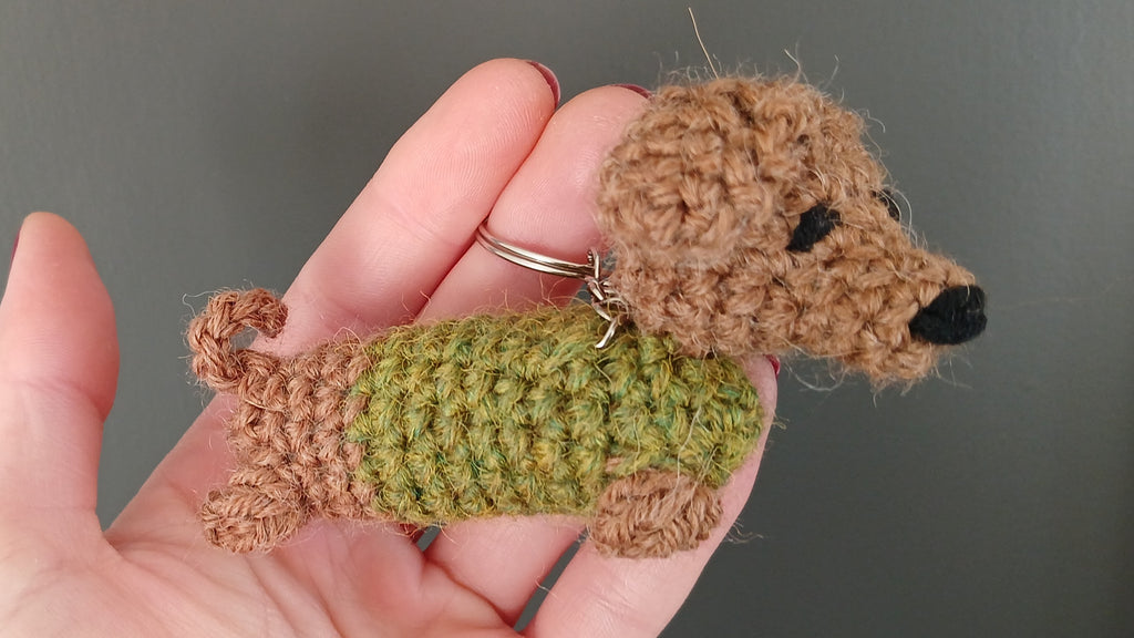 Teckel sleutelhanger, worsthond in een trui hanger