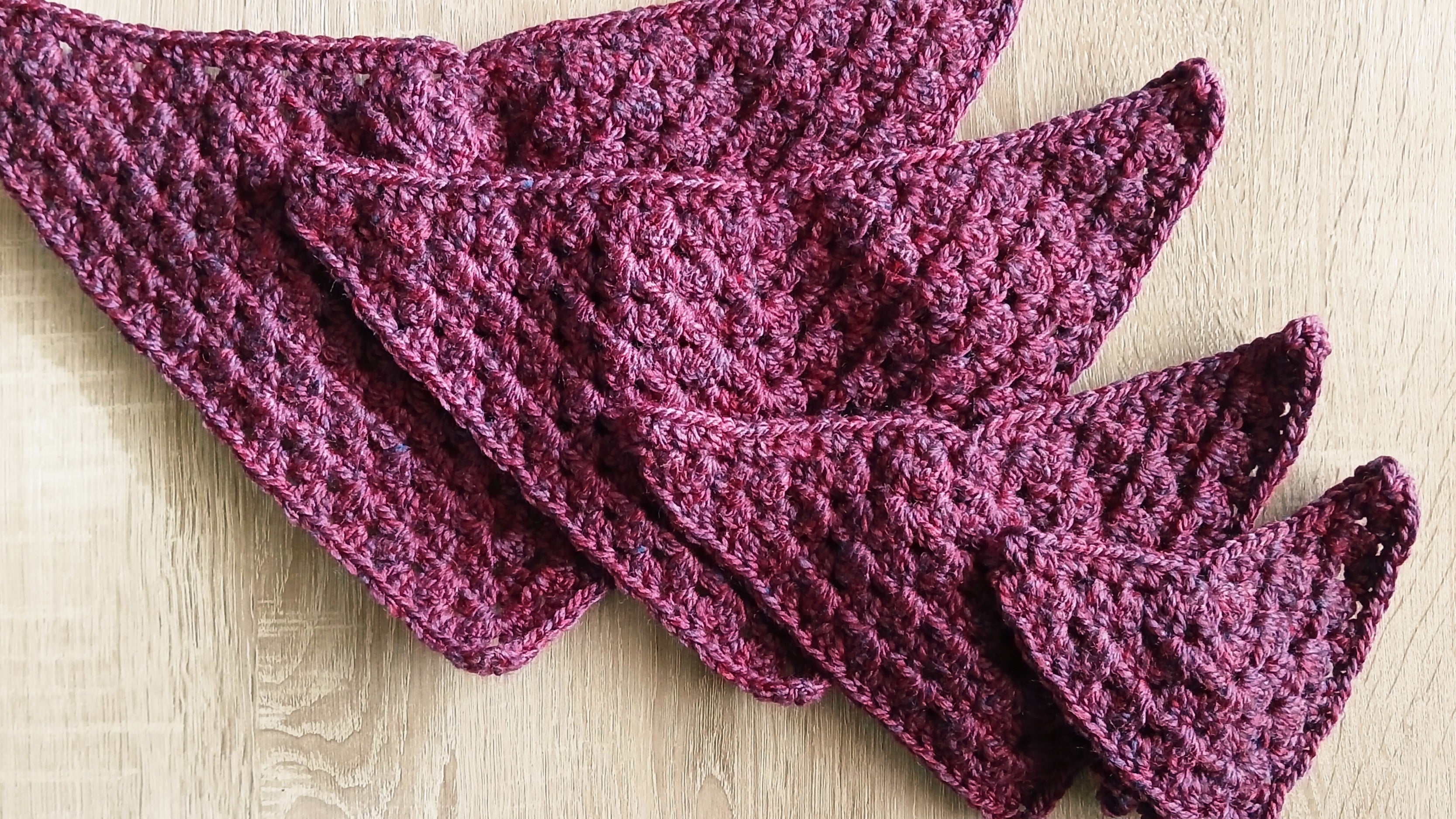 Bordeauxrode gehaakte hondenbandana - maat XS-XL