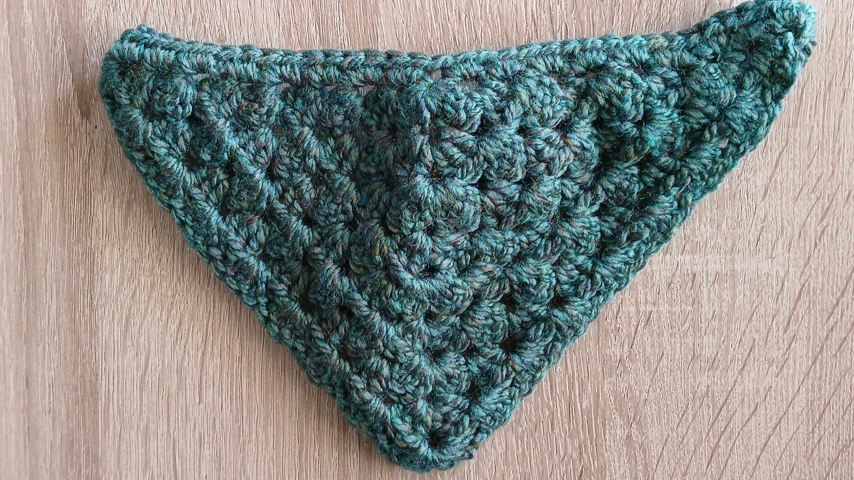 Donkergroene gehaakte hondenbandana - Maat XS-XL