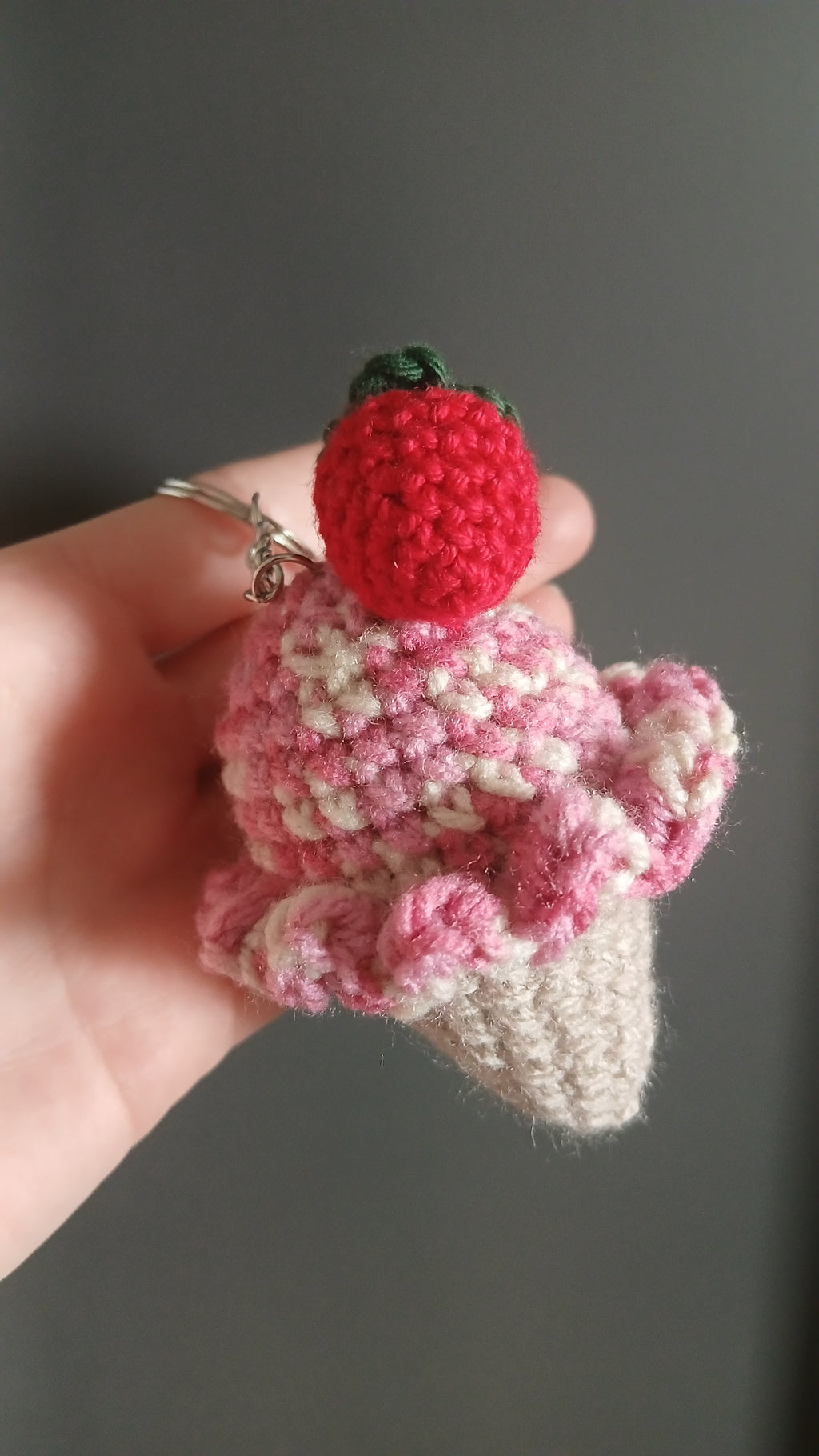 Gehaakte aardbeien-ijshoorn sleutelhanger
