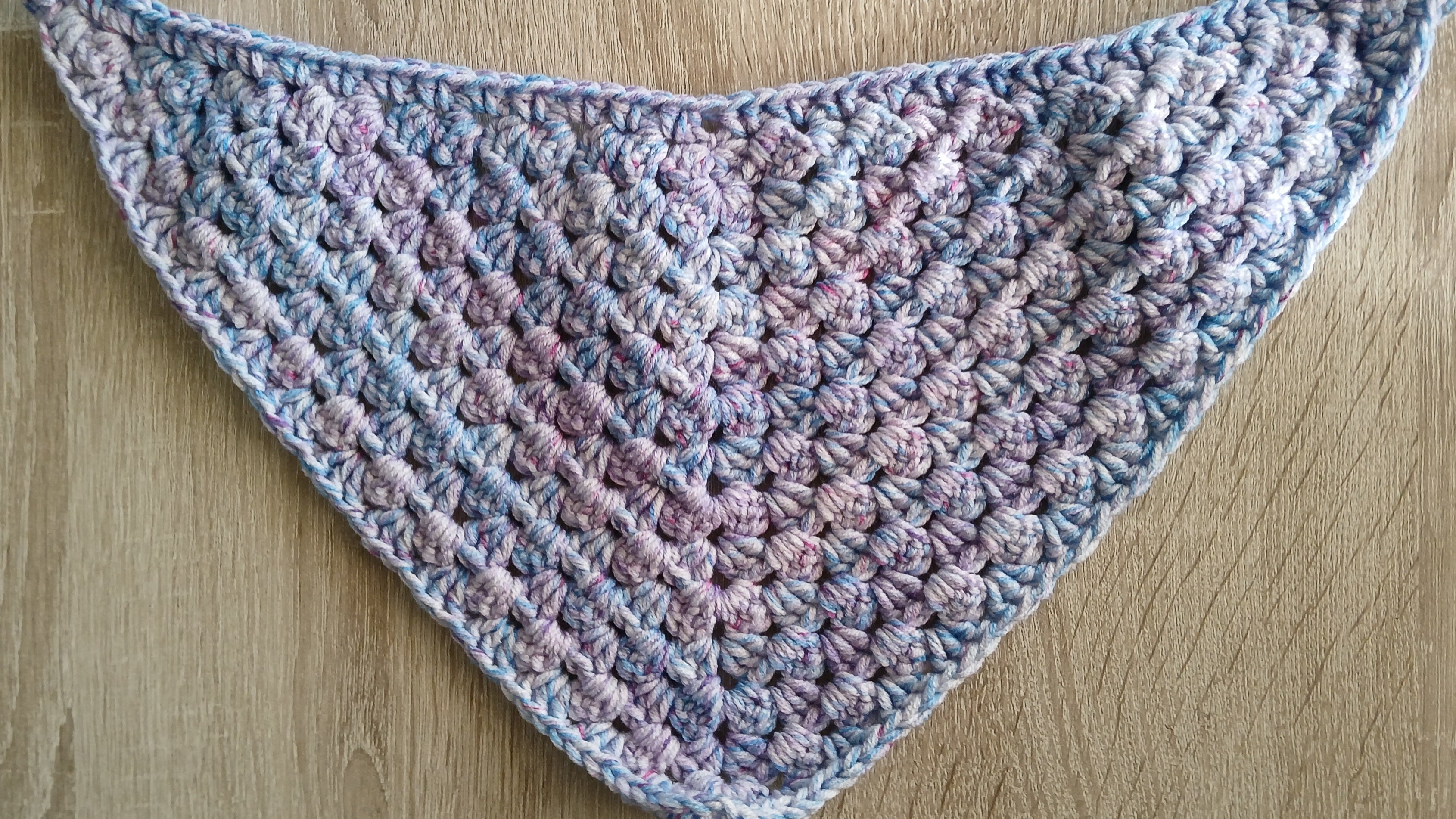 Gehaakte hondenbandana in lavendel- en ijsblauw - Maat XS-XL