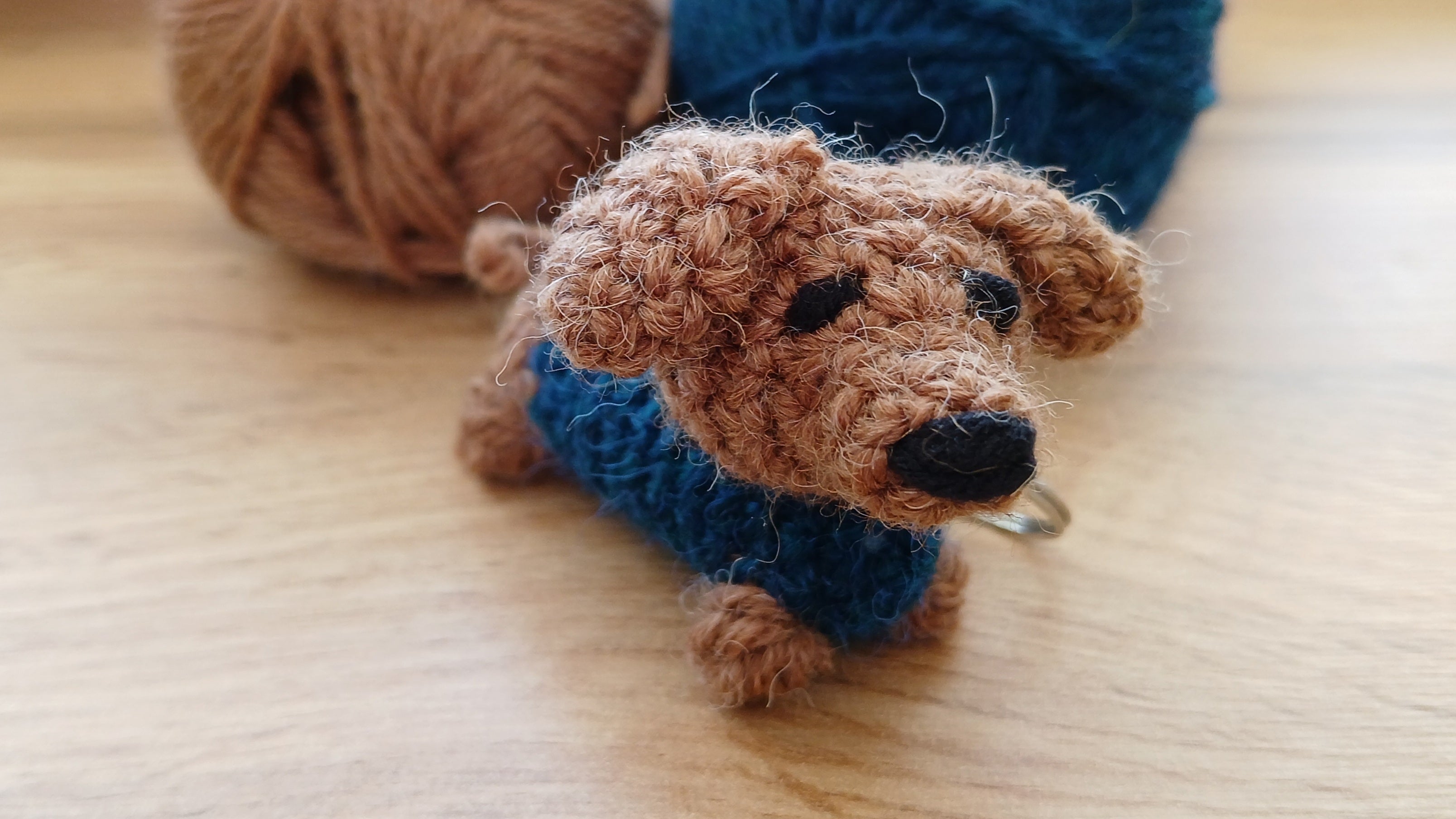 Teckel sleutelhanger, worsthond in een trui hanger