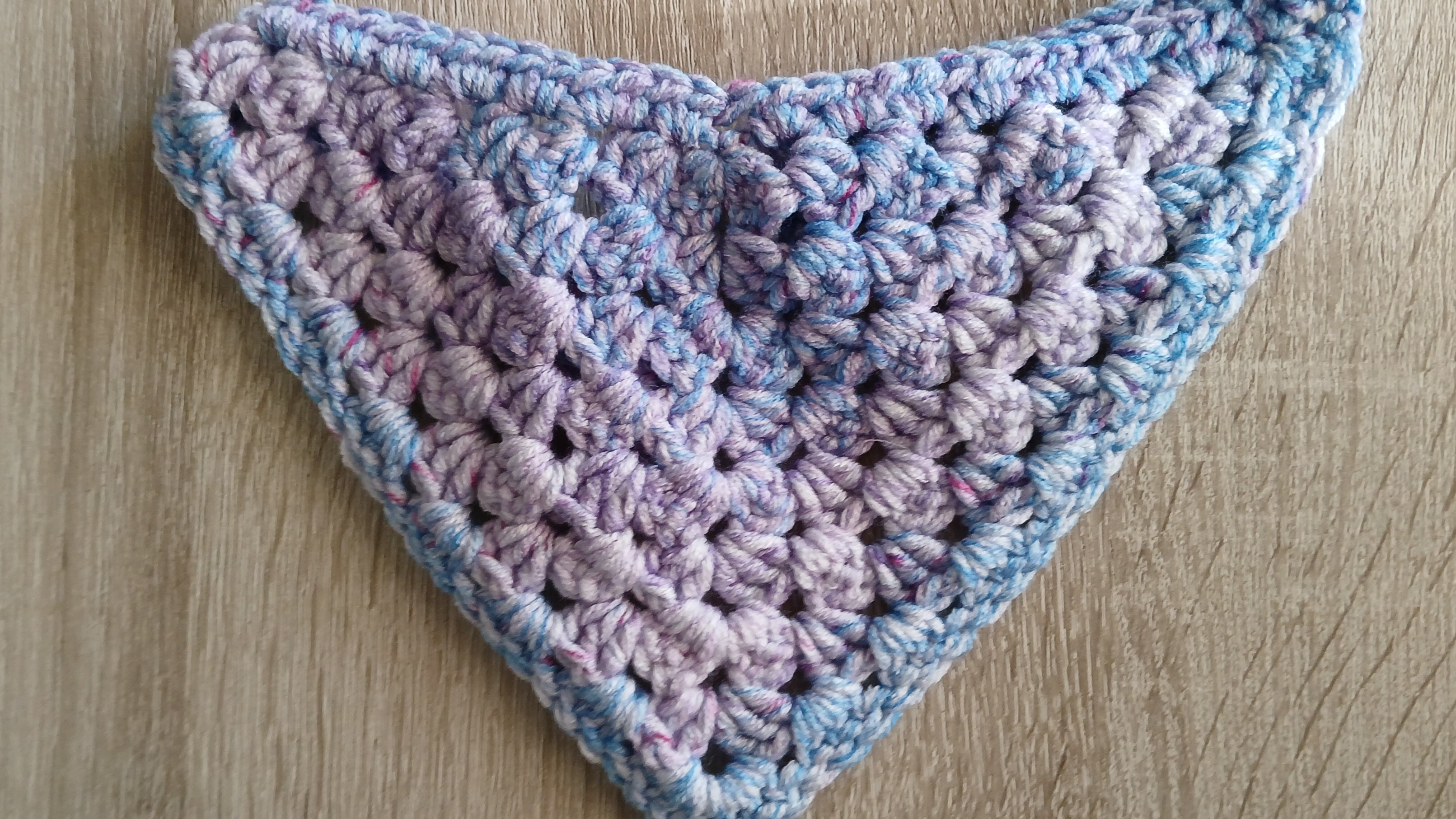 Gehaakte hondenbandana in lavendel- en ijsblauw - Maat XS-XL