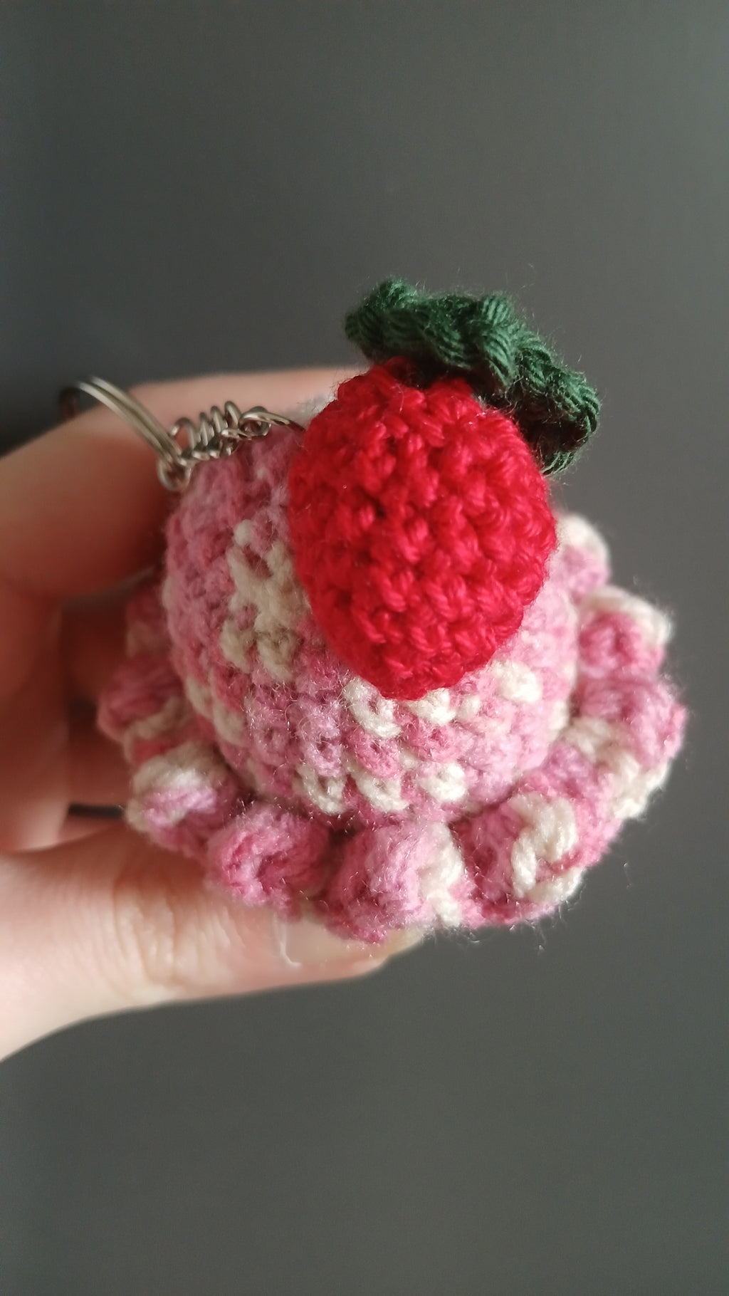 Gehaakte aardbeien-ijshoorn sleutelhanger