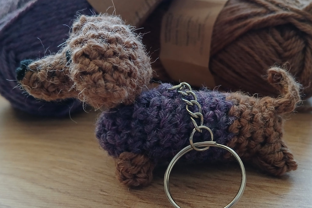 Teckel sleutelhanger, worsthond in een trui hanger