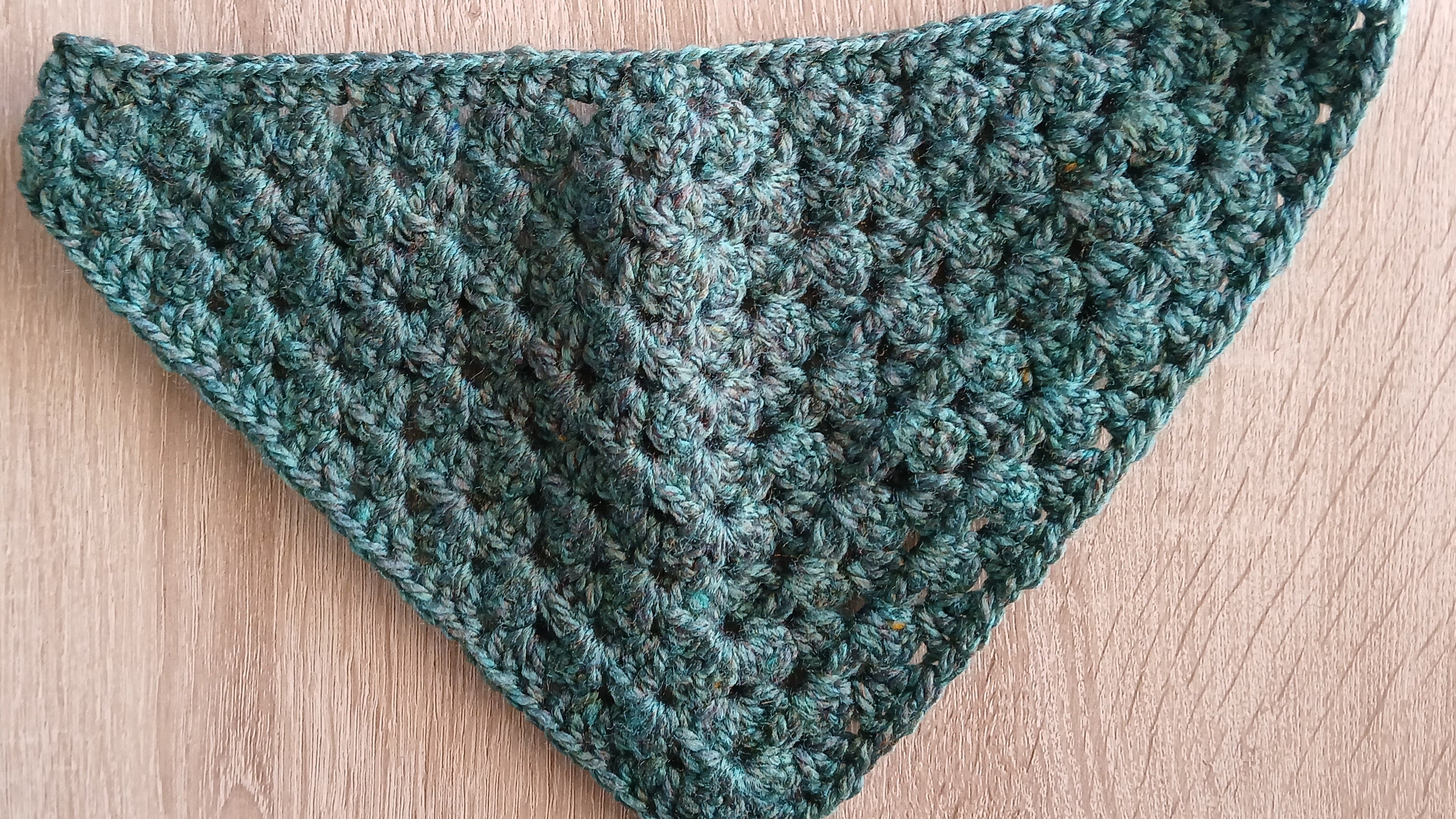 Donkergroene gehaakte hondenbandana - Maat XS-XL