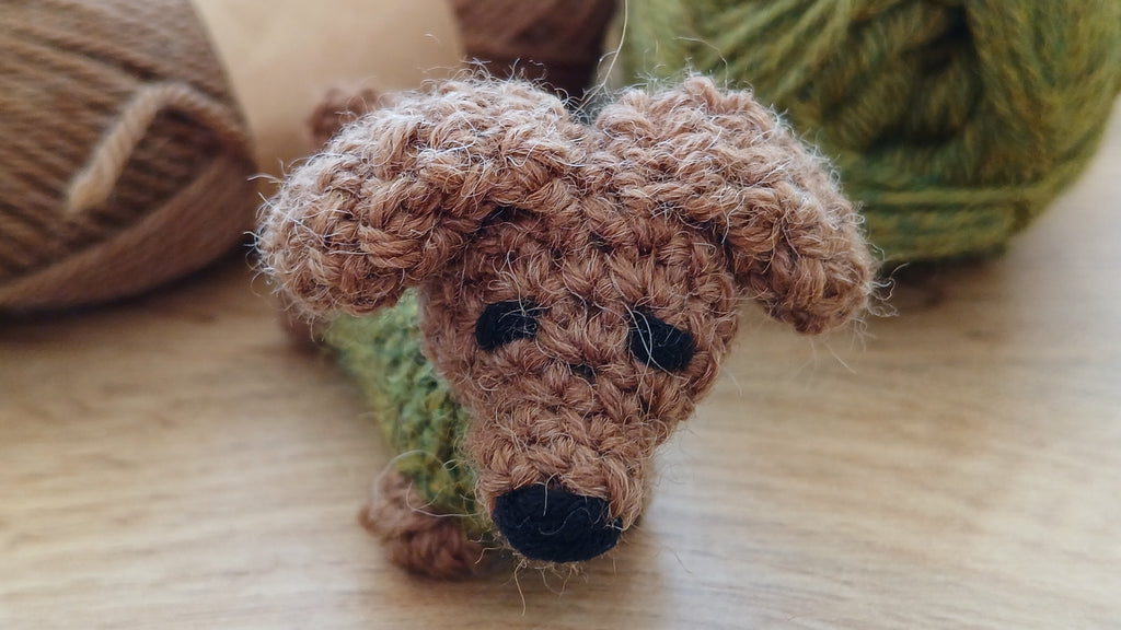 Teckel sleutelhanger, worsthond in een trui hanger