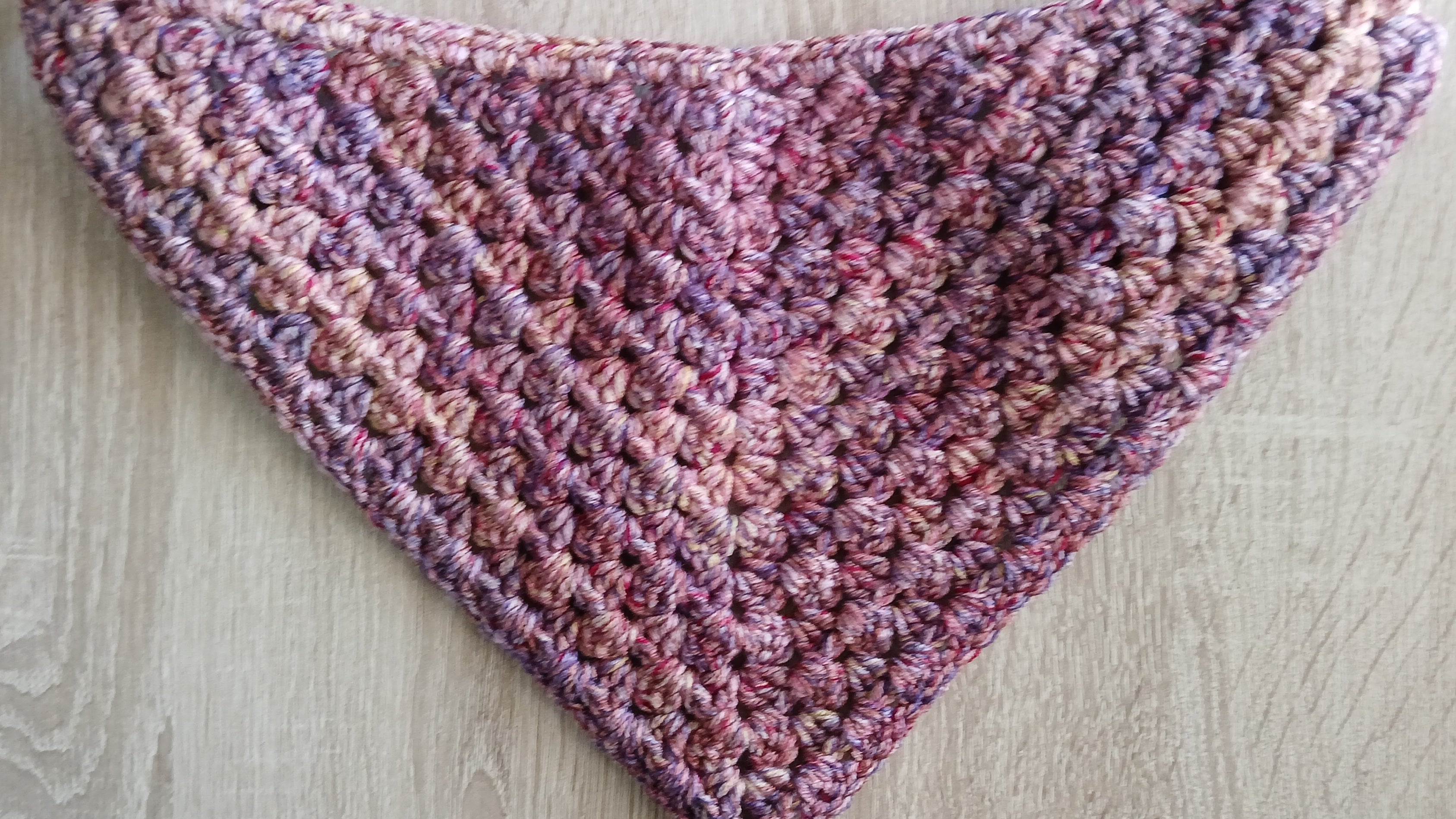 Gehaakte hondenbandana in gemêleerd pruimkleur - Maat XS-XL