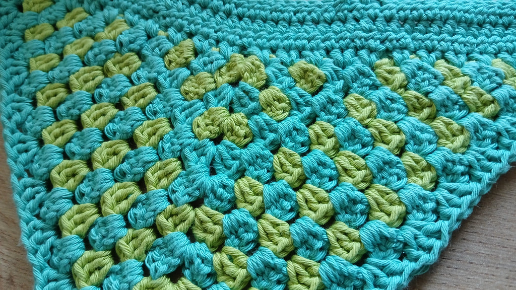 Großes türkis- und limettengrünes Hundehalstuch, gehäkelter Hundeschal, Baumwollhalstuch zum Überziehen über das Halsband